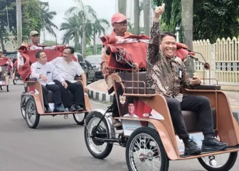 Prabowo Bagikan Ratusan Becak Listrik kepada Penarik Becak Lansia di Tangerang