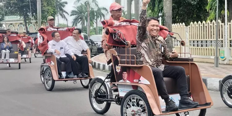 Prabowo Bagikan Ratusan Becak Listrik kepada Penarik Becak Lansia di Tangerang