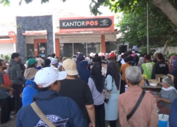 BLT Rp 900 Ribu Cair, Warga Serbu Kantor Pos Pondok Aren Sejak Subuh
