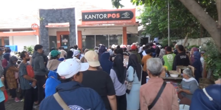 BLT Rp 900 Ribu Cair, Warga Serbu Kantor Pos Pondok Aren Sejak Subuh