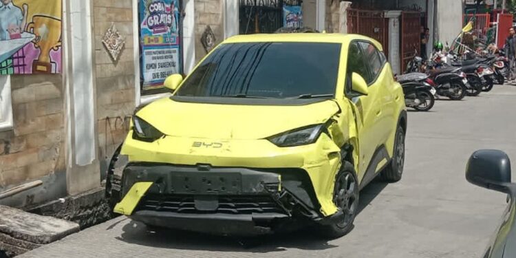 Mobil Listrik Oleng di Tanjung Priok, Tabrak 3 Motor dan Sejumlah Gerobak 5 Orang Luka-Luka