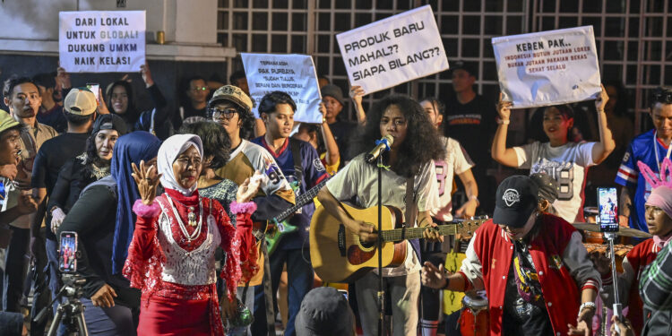 Sinergi ADV Nusantara Gelar Aksi Seni “Jersey untuk Pak Menteri” Sebagai Apresiasi Kebijakan Penyekatan Pakaian Bekas Ilegal