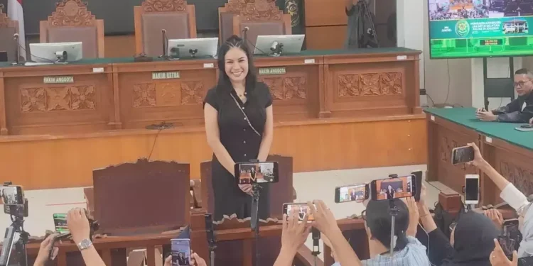 Nikita Mirzani Tawarkan Proposal Damai Rp200 Miliar kepada Reza Gladys di Sidang Mediasi
