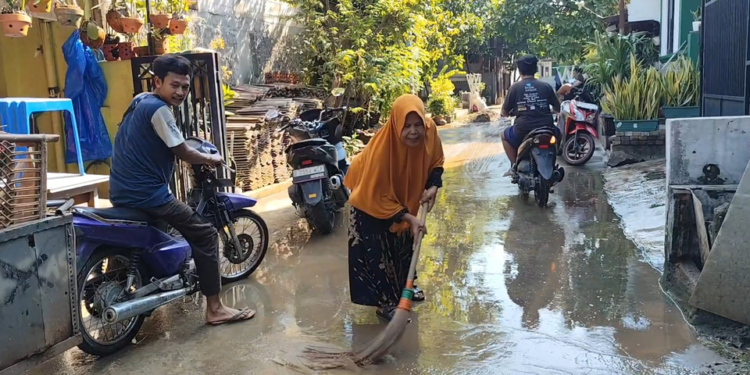 Banjir Surut di Pondok Kacang, Warga Tangsel Berjuang Bersihkan Lumpur Sisa Luapan Tanggul