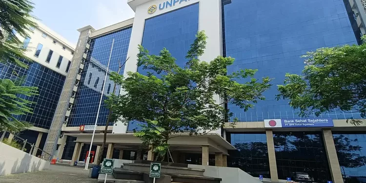 Viral! Belasan Jok Motor Mahasiswa UNPAM Tangsel Disobek Pria Misterius di Parkiran Kampus