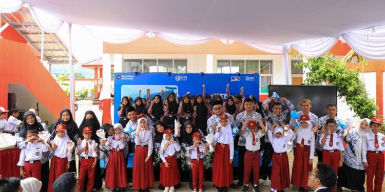 Peringati Hari Guru Nasional, BRI Peduli Beri Apresiasi dan Salurkan Bantuan di SDN Sukamahi 02 Megamendung