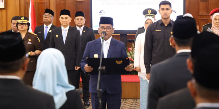 Gubernur Andra Soni Tekankan Responsivitas dan Integritas saat Lantik 23 Pejabat Pimpinan Tinggi Pratama