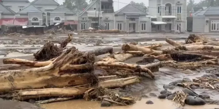 Banjir Bandang Hancurkan Puluhan Rumah di Padang, Empat Warga Tewas