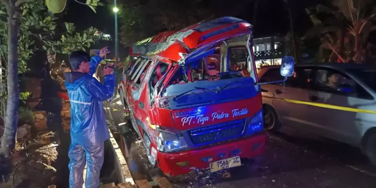 Mikrobus Peziarah Terguling di Tanjakan Cae Sumedang, Empat Orang Tewas