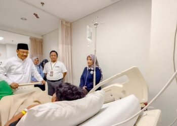 Gus Ipul Jenguk Korban Ledakan SMAN 72, Pastikan Negara Beri Bantuan