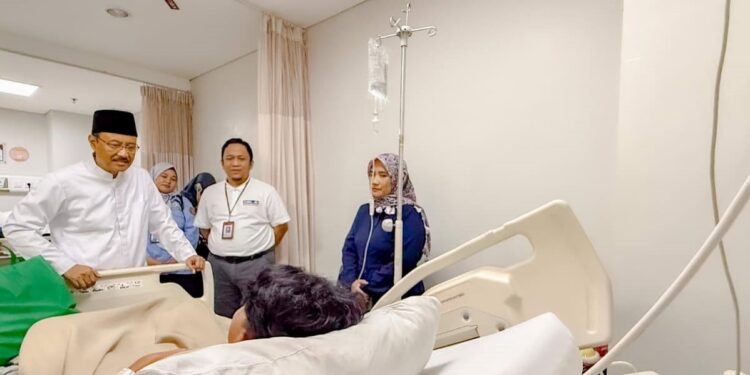 Gus Ipul Jenguk Korban Ledakan SMAN 72, Pastikan Negara Beri Bantuan