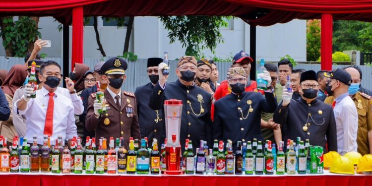 Pemkot Tangsel Musnahkan 13.970 Botol Miras Ilegal, Benyamin Tegaskan Penegakan Perda Tanpa Kompromi