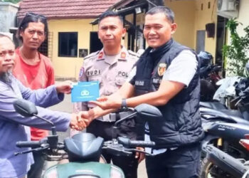 Pemiliknya Lupa, Polisi Kembalikan Motor Terparkir di Pinggir Jalan Ciputat