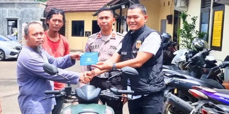 Pemiliknya Lupa, Polisi Kembalikan Motor Terparkir di Pinggir Jalan Ciputat