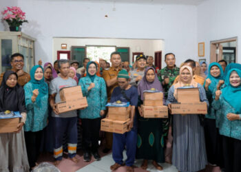 Tinawati Andra Soni Salurkan Bantuan Alat Dapur bagi 33 Keluarga Korban Bencana di Anyer