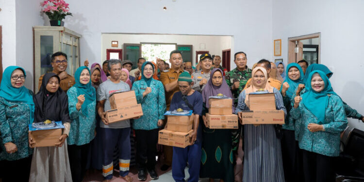 Tinawati Andra Soni Salurkan Bantuan Alat Dapur bagi 33 Keluarga Korban Bencana di Anyer