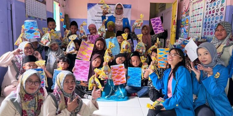 Lestarikan Budaya Sejak Dini, Mahasiswa Unpam Kenalkan Motif Batik Melalui Mewarnai di RA Al-Amanah