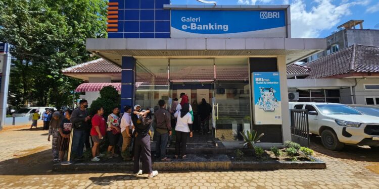 Aktifkan Protokol Manajemen Kelangsungan Usaha, Akses Layanan BRI Tetap Terjaga di Daerah Terisolir Bencana Banjir Bandang Melalui Satelit