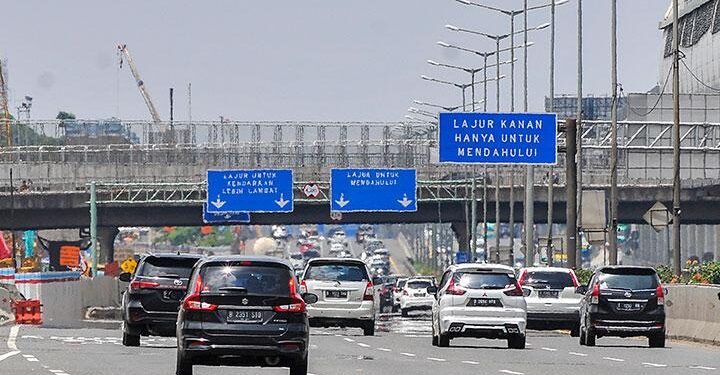 Jelang Natal, Lalu Lintas Tol Jakarta–Cikampek Km 57 Terpantau Ramai Lancar