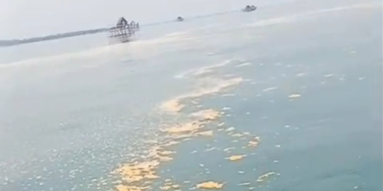 Cairan Kuning Cemari Laut Tangerang, Diduga Bocoran Minyak Kapal Tanker