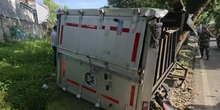 Tersangkut Pohon, Mobil Boks MBG Terguling di Depok