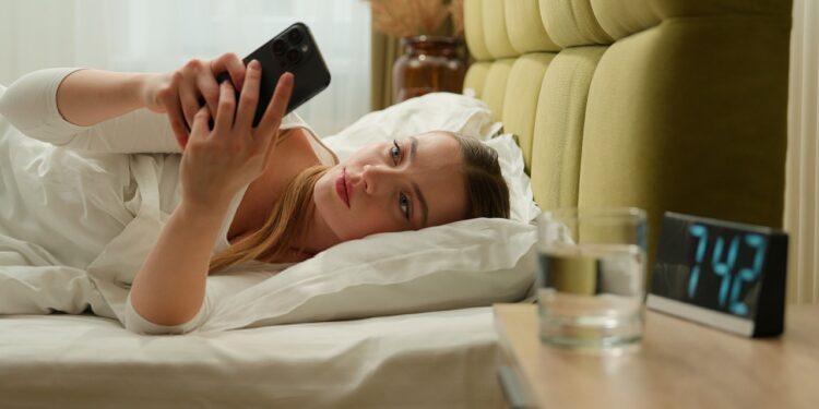 Bangun Tidur Langsung Pegang Ponsel? Dokter Ungkap Dampak Serius pada Otak