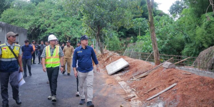 Pilar Saga Ichsan Tinjau Pembangunan Turap di Perumahan Vila Dago Tol, Upaya Cegah Banjir dan Longsor
