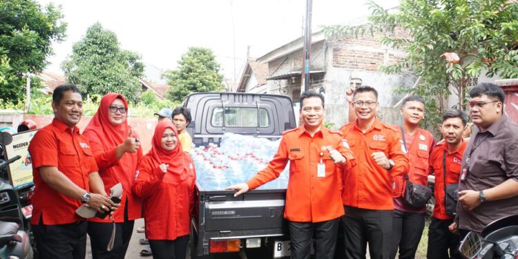 PMI Tangsel Distribusikan Bantuan Air Mineral dan Layanan Kesehatan bagi Warga Cipeucang