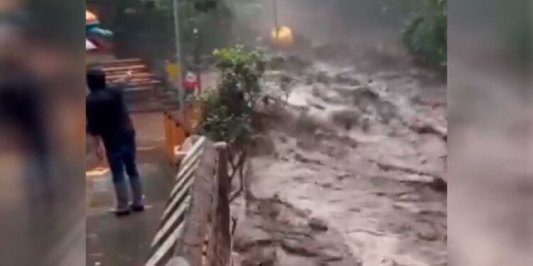 Banjir Bandang Terjang Wisata Air Panas Guci Tegal, Pancuran 13 Rusak Parah