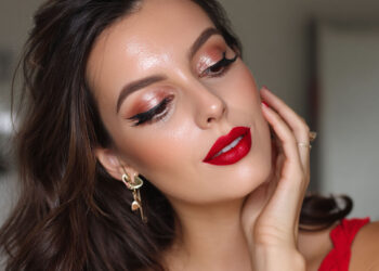 Tren Makeup Malam Tahun Baru 2026: Electric Eyeliner hingga Bibir Merah Klasik