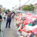 Sampah Menumpuk di Ciputat–Serpong Mulai Diangkut Petugas DLH