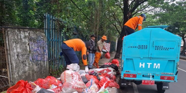 27 Armada Baru Dikerahkan, Pemkot Tangsel Angkut Sampah Bertahap