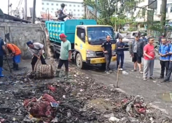 Warga Ikut Turun Tangan Angkut Sampah di Flyover Ciputat Tangsel