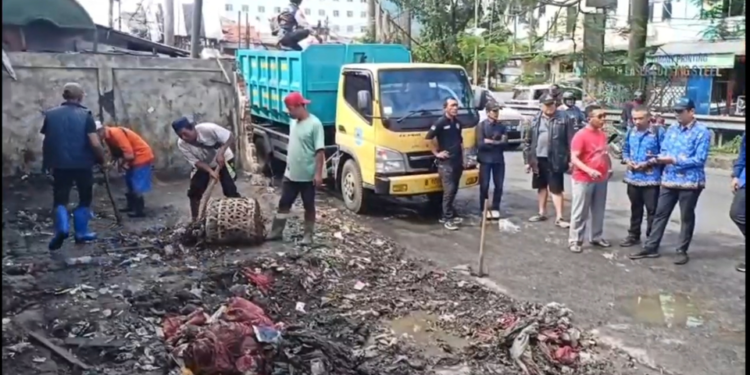 Warga Ikut Turun Tangan Angkut Sampah di Flyover Ciputat Tangsel
