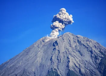 Gunung Semeru Erupsi di Rabu Pagi, Kolom Abu Capai 900 Meter