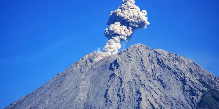 Gunung Semeru Erupsi di Rabu Pagi, Kolom Abu Capai 900 Meter