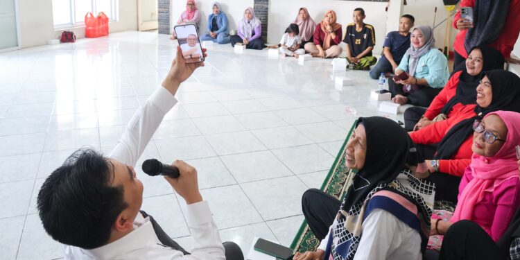Menyapa Lewat Video Call, Wali Kota Tangsel Pastikan Bantuan untuk Warga TPA Cipeucang