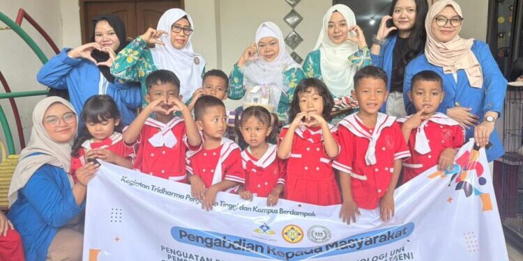 Mahasiswa Universitas Pamulang Ajak Anak PAUD Menabung Lewat Melukis Celengan