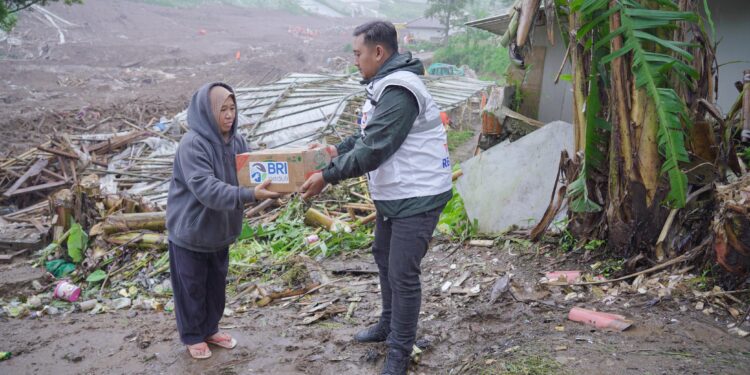 Tanggap Bencana Longsor Cisarua Kabupaten Bandung, BRI Peduli Salurkan Bantuan Bagi Warga Terdampak
