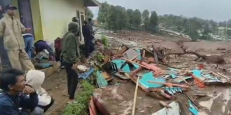 Longsor di Cisarua Bandung Barat: 9 Orang Ditemukan Meninggal, 81 Masih Dicari
