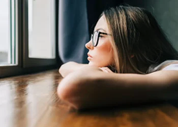 Merasa Hampa Tanpa Sebab? Ini Penjelasan Psikologi di Balik Kekosongan Emosional