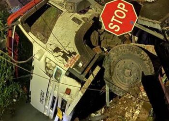 KA Gajayana Hantam Truk Tronton di Kebumen, Pos Pelintasan Ambruk