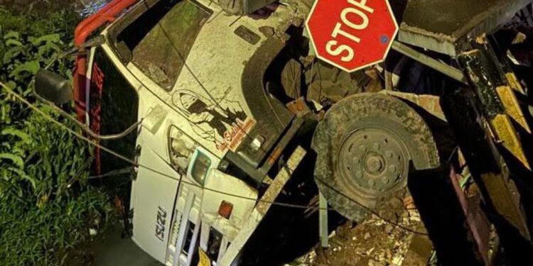 KA Gajayana Hantam Truk Tronton di Kebumen, Pos Pelintasan Ambruk