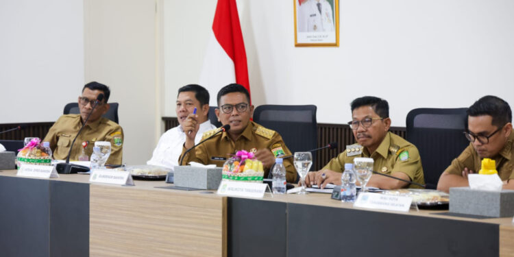 Pimpin Rapat Penanganan Banjir, Gubernur Andra Soni: Normalisasi Sungai Jadi Langkah Awal