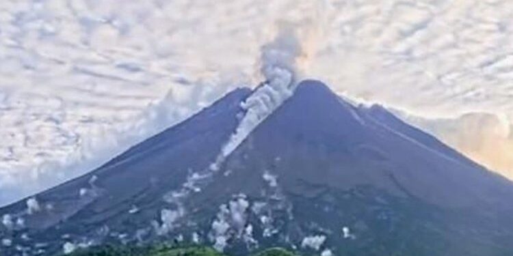 Status Merapi Siaga, Guguran Lava Terus Terjadi ke Arah Barat Daya