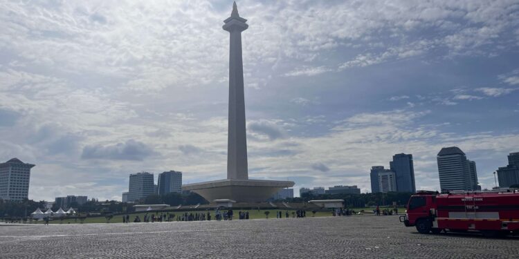 Hari Pertama Tahun Baru 2026, Wisatawan Padati Kawasan Monas
