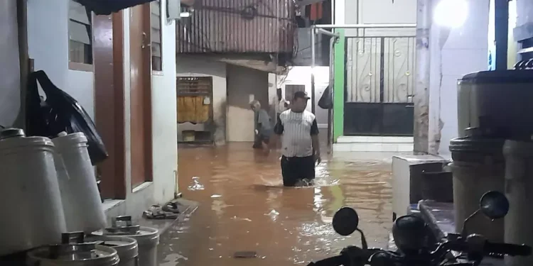 Banjir Setinggi 1,7 Meter Rendam Kebon Pala Jaktim, Ratusan Warga Mengungsi