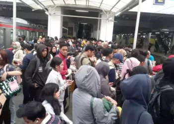 Hujan Lebat Picu Penumpukan Penumpang KRL di Stasiun Manggarai