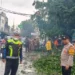 Pohon Tumbang di Jalan RE Martadinata Ciputat, Arus Lalu Lintas Lumpuh