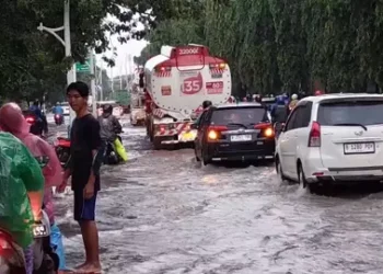 Hujan Deras Mengguyur Sejak Pagi, 8 Ruas Jalan Jakarta Tergenang hingga 50 Cm